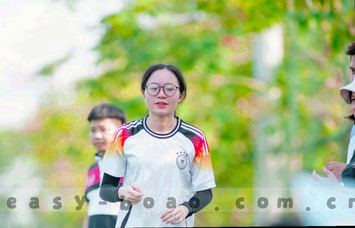抽象路径从多个栏目节点汇入头条入口，深蓝底色上以暖金线条连接